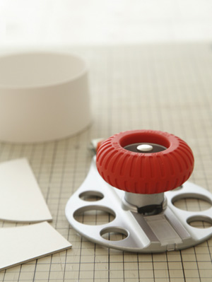 カルトナージュ作業風景サークルカッター